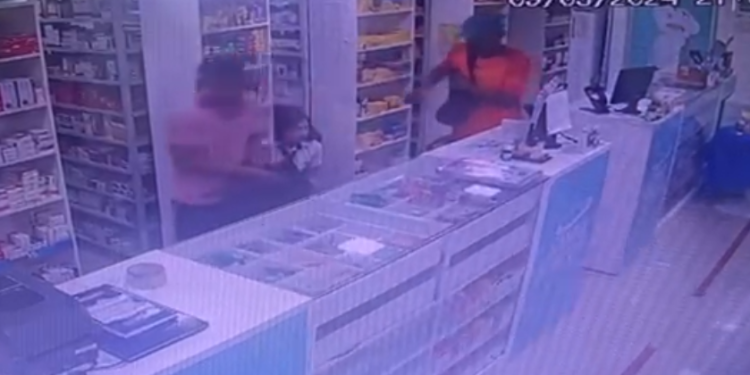 Vídeo: Funcionário é esfaqueado dentro de drogaria durante assalto em Manaus