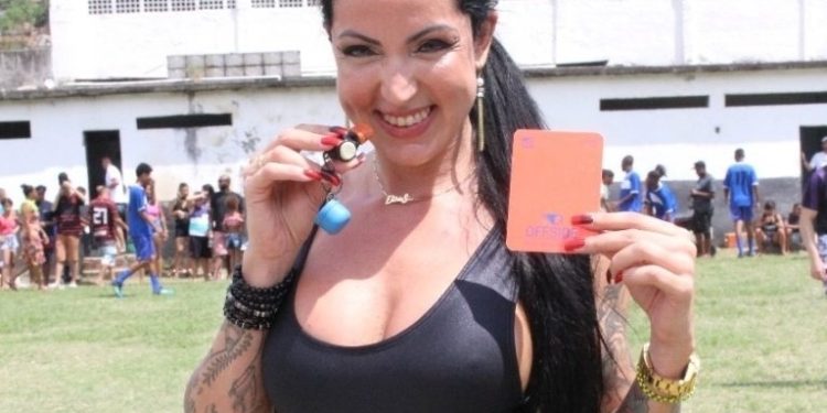 Elisa Sanches sai do porn0 para se tornar árbitra de futebol