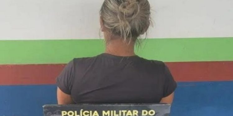 Marido larga a esposa com sacola cheia de drogas e foge ao ver a polícia no Amazonas 