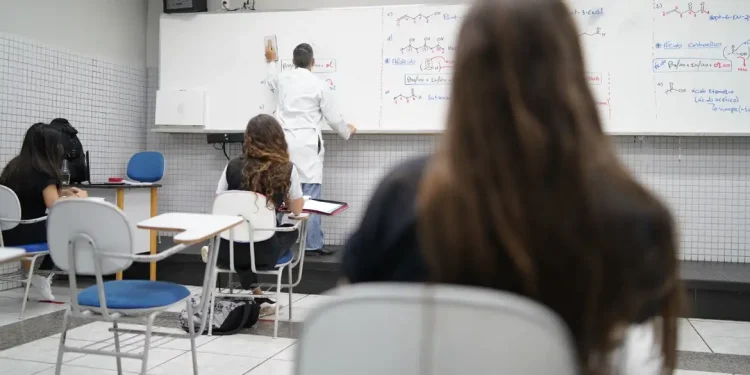 Começa hoje pagamento de R$ 200 da primeira parcela do Pé-de-Meia