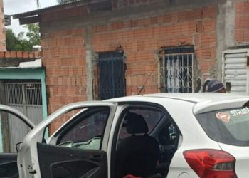 Vídeo forte: pistoleiros matam dois de uma vez dentro de carro em Manaus