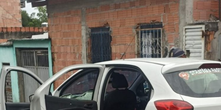Vídeo forte: pistoleiros matam dois de uma vez dentro de carro em Manaus
