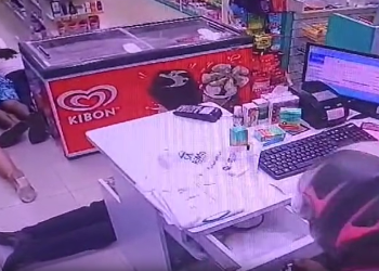 Vídeos mostram bandidos aterrorizando em assalto na Santo Remédio da André Araújo; veja