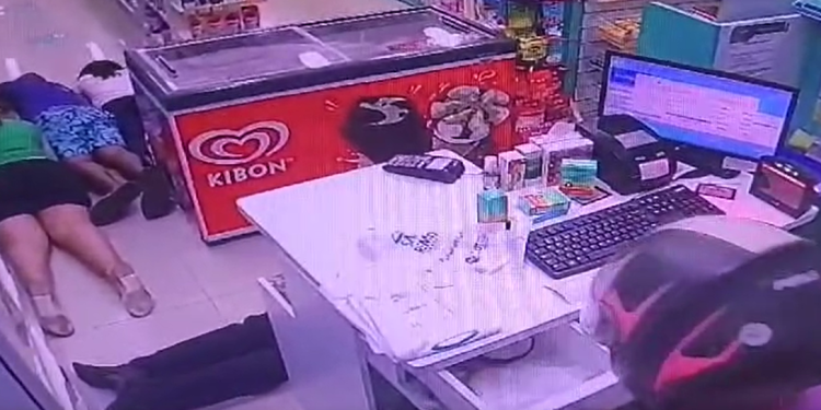 Vídeos mostram bandidos aterrorizando em assalto na Santo Remédio da André Araújo; veja