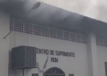 Vídeo: bombeiros combatem incêndio dentro de prédio da PM em Manaus