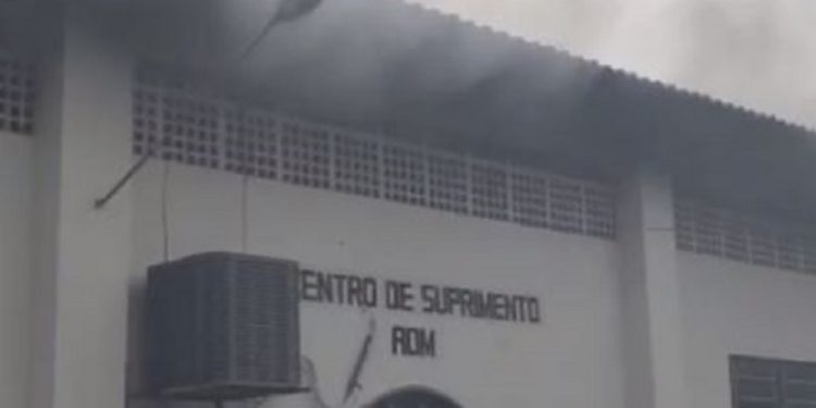 Vídeo: bombeiros combatem incêndio dentro de prédio da PM em Manaus