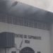 Vídeo: bombeiros combatem incêndio dentro de prédio da PM em Manaus