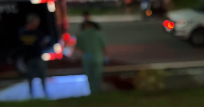 Vídeos: Na Praça do Glória, homem é abordado por dupla e executado com tiros na cabeça