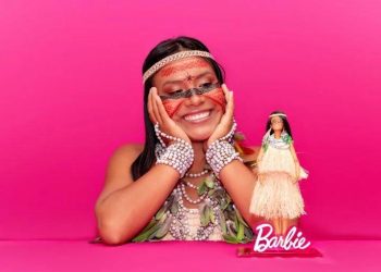 Influencer indígena do Amazonas recebe homenagem da Mattel com barbie indígena