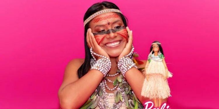 Influencer indígena do Amazonas recebe homenagem da Mattel com barbie indígena