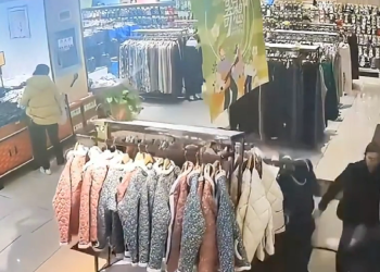Vídeo: Chão de loja em shopping desaba e leva cliente junto