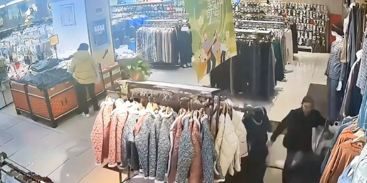 Vídeo: Chão de loja em shopping desaba e leva cliente junto