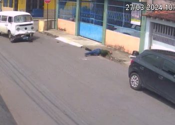 Vídeo forte: kombi acerta moto e joga motoqueiro na sarjeta em Manaus