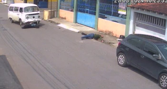 Vídeo forte: kombi acerta moto e joga motoqueiro na sarjeta em Manaus