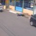 Vídeo forte: kombi acerta moto e joga motoqueiro na sarjeta em Manaus