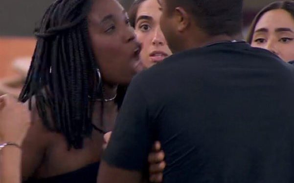 Leidy diz que Davi expulsou Wanessa, leva coió da produção e ameaça jogar roupas dele na piscina