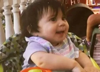 Mulher é condenada a prisão perpétua por deixar criança em casa sozinha por 10 dias