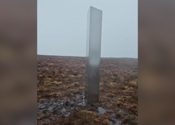 Coluna de metal em colina intriga visitantes: ‘Aliens?”