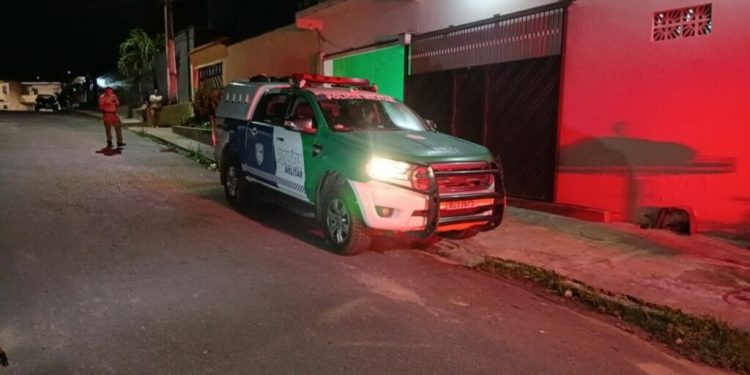 Em Manaus, jovem vê pistoleiro, tenta se esconder em casa e não escapa da morte com vários tiros