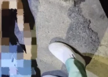 Jovem é perseguido por criminosos, leva tiros e acaba morto em rua no Parque São Pedro