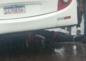 Urgente: motoqueiro atropelado morre embaixo de ônibus em Manaus