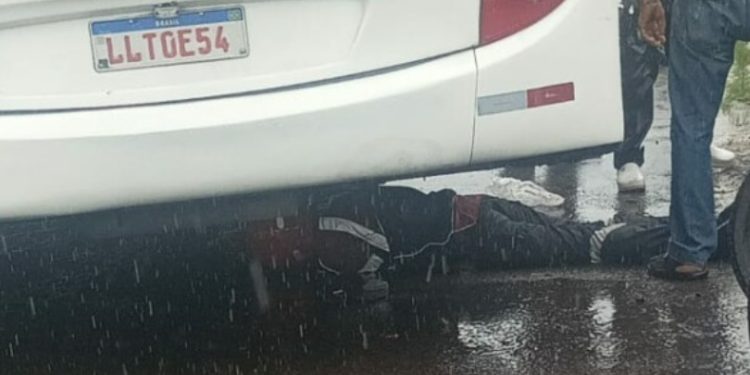 Urgente: motoqueiro atropelado morre embaixo de ônibus em Manaus