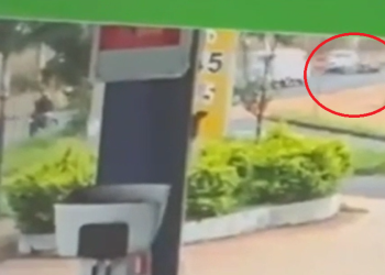 Vídeo mostra grave acidente que matou jovem com crânio esmagado por veículo; ele estava em moto