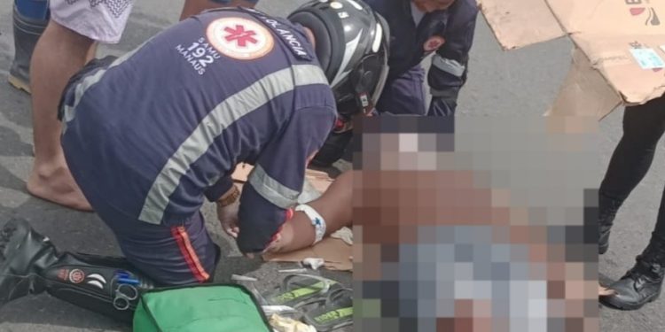Motociclista bate na traseira de carro e acaba arremessado ao chão em Manaus
