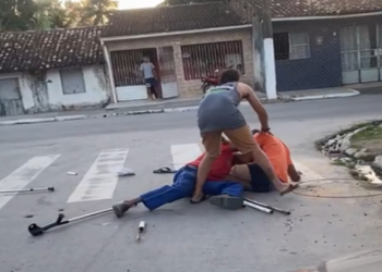 Vídeo: Moradores de rua se estranham e brigam se dando ‘muletadas’