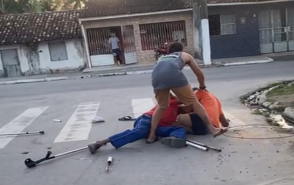 Vídeo: Moradores de rua se estranham e brigam se dando ‘muletadas’