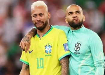 Pai de Neymar vai pagar fiança para Daniel Alves sair da cadeia