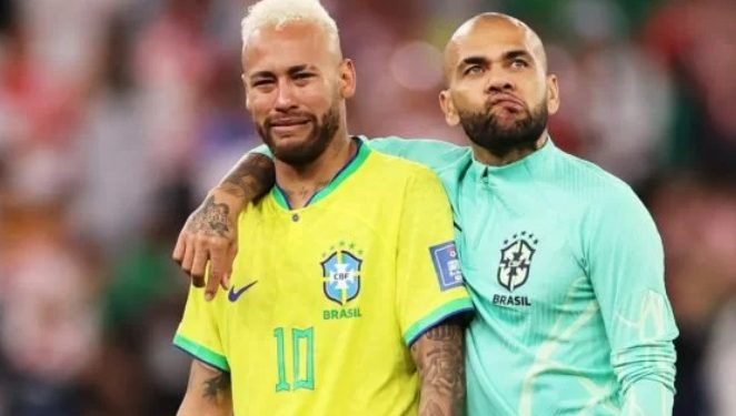 Pai de Neymar vai pagar fiança para Daniel Alves sair da cadeia