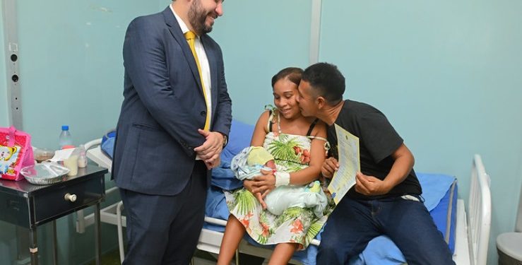 Noiva entra em trabalho de parto e juiz celebra casório em hospital no Amazonas