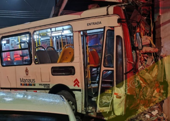 Picape cheia de cerveja colide com ônibus e seis pessoas ficam feridas em Manaus