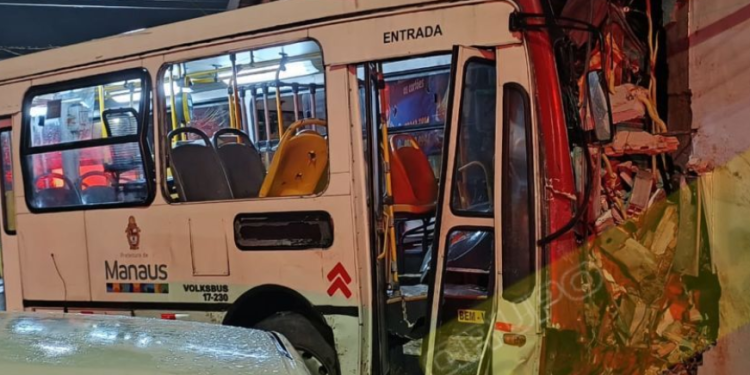 Picape cheia de cerveja colide com ônibus e seis pessoas ficam feridas em Manaus