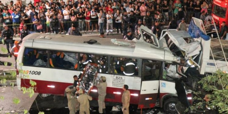 Há 10 anos, choque de caminhão e micro-ônibus matava 16 pessoas em Manaus