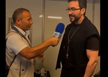 Vídeo: repórter pede benção a padre Fabio de Melo e leva na cara