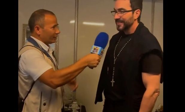 Vídeo: repórter pede benção a padre Fabio de Melo e leva na cara