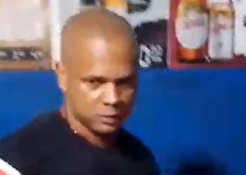 Vídeo mostra momento em que PM dá tapão em mulher e leva garrafada