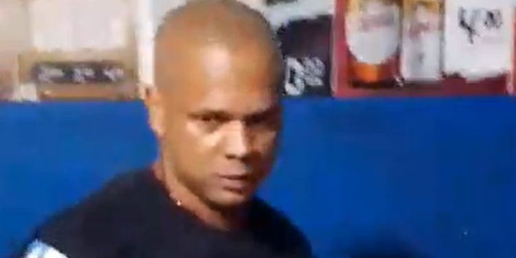 Vídeo mostra momento em que PM dá tapão em mulher e leva garrafada