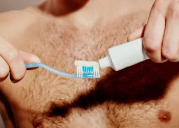 Homem que estava acostumado a colocar escova de dente em canal do p3n1s tem surpresa