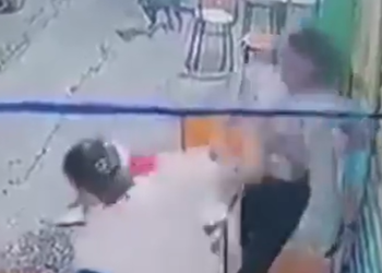 Vídeo: Jovem é agredida pelo namorado em lanchonete e ela mete o soco e cadeirada nele