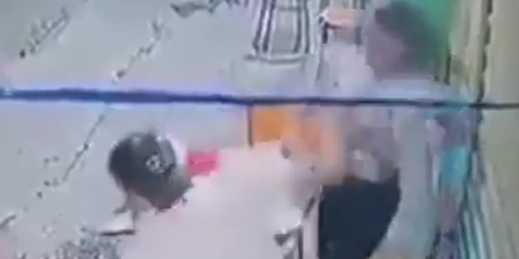 Vídeo: Jovem é agredida pelo namorado em lanchonete e ela mete o soco e cadeirada nele