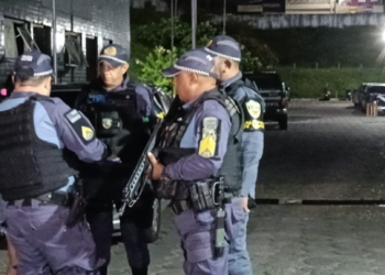 Criminosos chegam de Gol vermelho e matam homem com mais de 30 tiros em Manaus