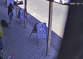 Câmera flagra momento em que homem é executado na calçada; vídeo