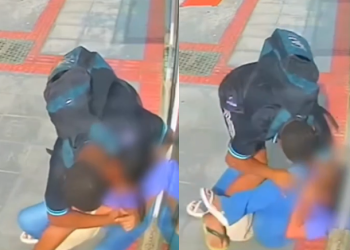 Vídeo: Mãe entrega o próprio filho à polícia após ele assaltar e agredir mulher em rua