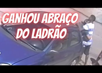 Mulher ganha abraço e aperto de mão de homens que iam roubar seu caro. Veja o vídeo!