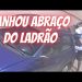 Mulher ganha abraço e aperto de mão de homens que iam roubar seu caro. Veja o vídeo!