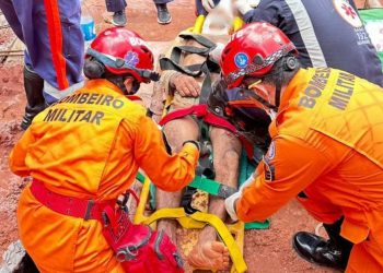 Vídeo mostra tentativa heróica dos bombeiros para salvar trabalhador soterrado em Manaus