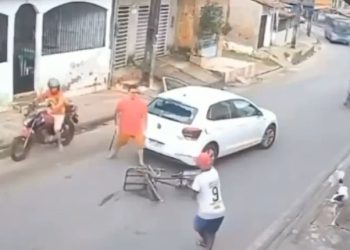 Vídeo: motora e ciclista brigam de terçado para ver quem é o macho alfa da rua